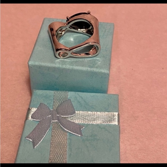 Sapphire - Picture 2 of 6